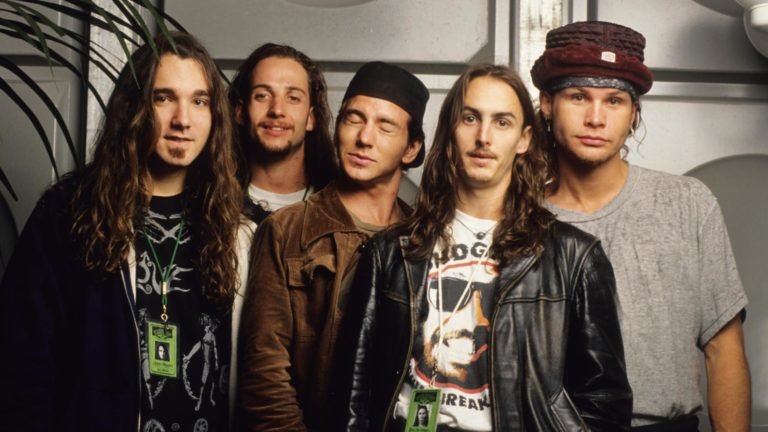 30 12 19 PEARL JAM