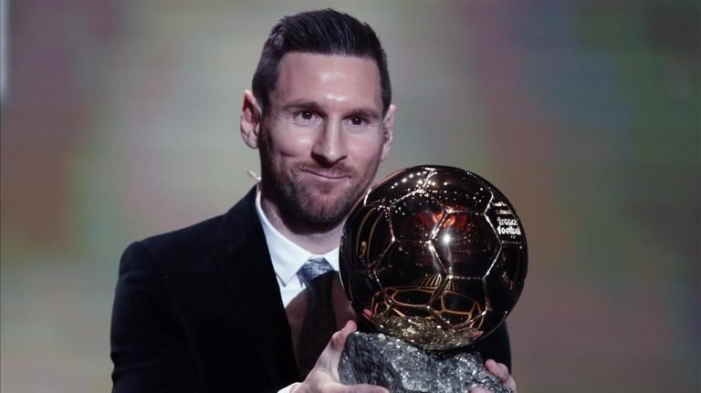 messi-posa-con-sexto-balon-oro-1575320242532