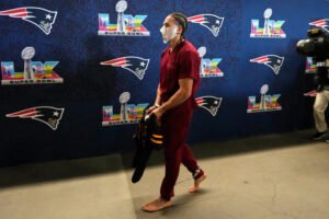 MACK HOLLINS ENTRO DE LOCURA AL ESTADIO ESTE JUGADOR DE LOS PATRIOTS, CAUSO FUROR.