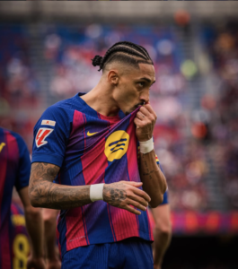 Raphinha marca tres goles y destaca su compromiso con Barcelona