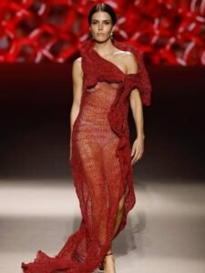 LA MEXICANA CLAUDIA ÁLVAREZ CONQUISTA EUROPA CON SU ESPECTACULAR DEBUT EN LA PASARELA DE SIMORRA