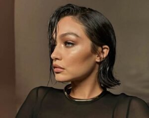 GIGI HADID SORPRENDE CON MELENA NEGRA: EL GIRO MÁS ELEGANTE DE SU IMAGEN