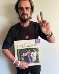 RINGO STARR EMPRENDE EL ETERNO VIAJE DE “LONG LONG ROAD” A SUS 85 AÑOS
