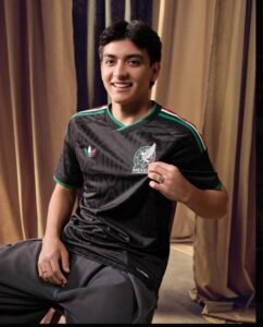 ORGULLO ENTRETEJIDO  LA NUEVA” TERCERA PLAYERA DE MÉXICO” INGRESA AL ARCHIVO HISTÓRICO DE ADIDAS EN ALEMANIA