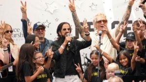 PAZ, AMOR Y UN DOCTORADO: RINGO STARR CELEBRA SUS 86 AÑOS CON LOS MÁXIMOS HONORES DE LIVERPOOL