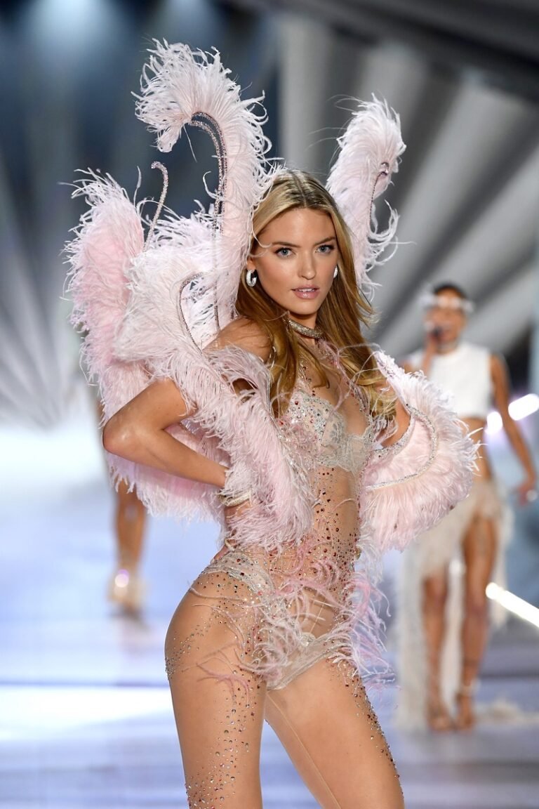 38-Martha-Hunt-Victorias-Secret-Fashion-Show-2018-Runway